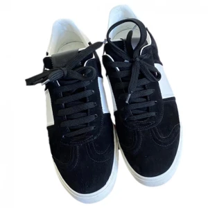 Valentino Flycrew  - ”Valentino Flycrew” | Skick: 10/10  | Storlek: 42 | Allt OG ingår📦| Pris: 4799kr |  Skriv vid eventuella frågor eller funderingar.