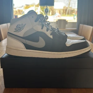 Jordans - Säljer mina skor pågrund av att jag inte använder de mer. Storlek 45. De är väl använda och därför det billiga priset. Skriv för fler frågor. Vet ej om de är äkta ens. 