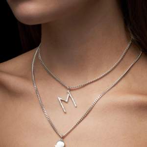 Säljer detta super fina halv hjärta halsband ifrån Maria Nilsdotter! Använd sparsamt. ❤️