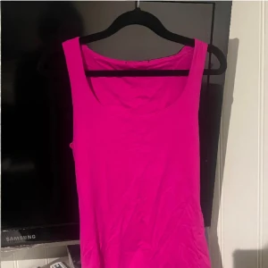 Skrikrosa linne - Skrikrosa linne från Zara använd fåtal gånger. Man kan använda den bakofram så blir det en hög krage på den. 🩷