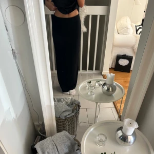 lågmidjad långkjol - säljer denna superfina lågmidjade långkjolen då jag har 2 likadana!💕💕köpt för 600kr!