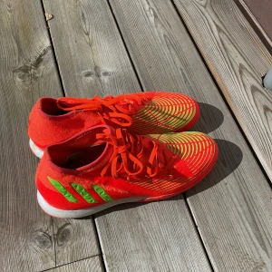 Fotbollsskor för konstgräs - Säljer ett par oranga fotbollsskor som inte används längre. Funkar bäst på konstgräs då dobbarna inte är gjorda för gräs.