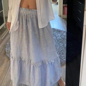Säljer denna blåvita kjolen från Kappahl då den aldrig kommer till användning 💓🏄‍♀️ Perfekt nu till sommaren! 🪩
