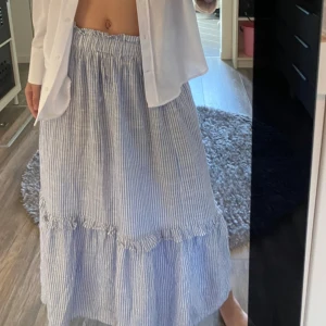 Långkjol - Säljer denna blåvita kjolen från Kappahl då den aldrig kommer till användning 💓🏄‍♀️ Perfekt nu till sommaren! 🪩