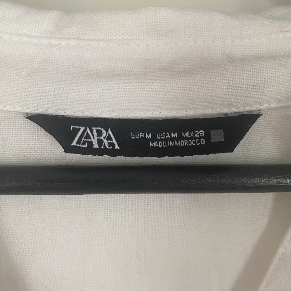 Vit klänning ifrån Zara, använd 2 gånger! Samt Ny skick💓 . Klänningar.