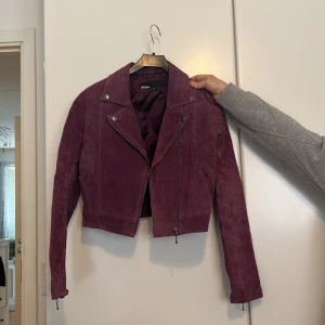 Äkta mocka jacka  - Tjock mocka, jackan är tung och lyxig 