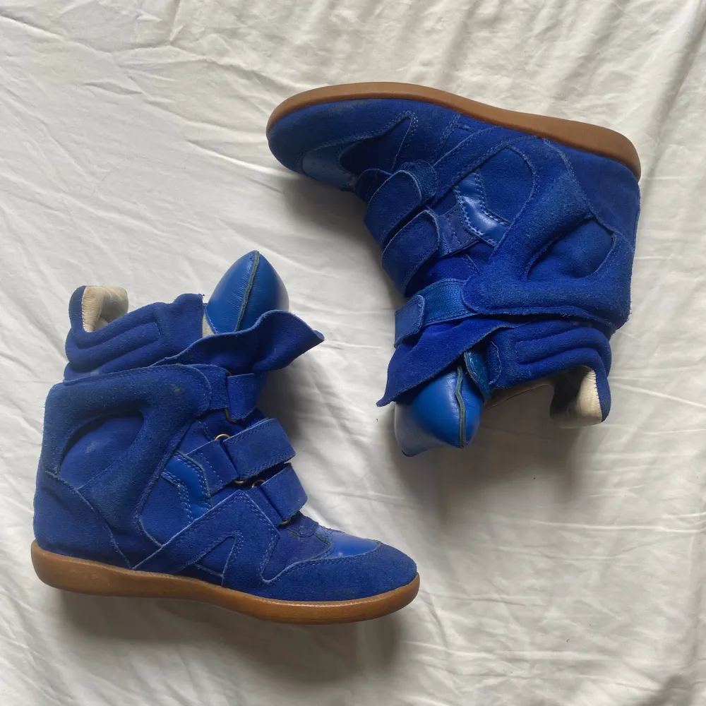 Säljer dessa Såå fina blå Isabel marant skorna i storlek 38. Skorna är i helt ok skick och har lite defekter som syns på bilderna, men inget man ser när man har på sig skorna. Skriv privat vid eventuella frågor . Skor.