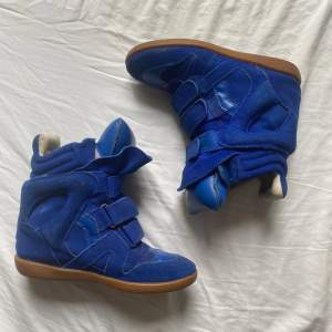 Säljer dessa Såå fina blå Isabel marant skorna i storlek 38. Skorna är i helt ok skick och har lite defekter som syns på bilderna, men inget man ser när man har på sig skorna. Skriv privat vid eventuella frågor 
