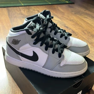 Air Jordan 1 mid smoke storlek 36.5 - Bra skick använda i 1 månad 