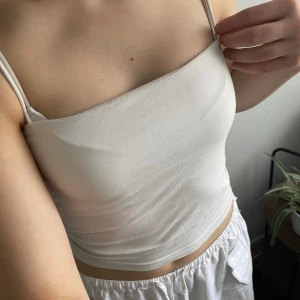 Gina tricot linne  - Säljer mitt vita linne från Gina. Ganska använt men inga defekter. Storlek S. Hör av er vid frågor. :)