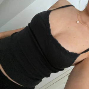 Linne - Svart linne med spetskant från H&M. Storlek 158/164, som en storlek xs.