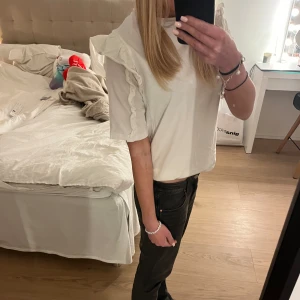 T-shirt - Säljer denna t-shirten från VILA, endast använd en gång! Den är i toppen sick och ser helt ny ut. Hör av dig om du har några frågor!💘