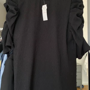 Svart topp - En svart ny blus från Lindex