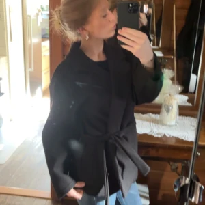 missäy kappa - svart missäy kappa som ej kommer till användning då jag har en annan. kör för drygt ett halvt år sen men knappt använd. inga defekter. skriv vid intresse eller annat 💓