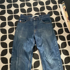 Polar 93 jeans - Og polar 93 är lite slitna och har ett hål i dom lite över bakfickan skriv om frågor eller mer info