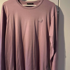 Acne tröja  - Långärmad T-shirt från acne i stl M. Litet hål på tröjan som går att sy lätt. 