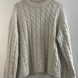 Stickad tröja med vid ärm - Oversize modell, kan passa alla mellan xs-m
