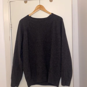 Oscar Jacobsson tröja - Säljer en mörkgrå tröja från Oscar Jacobsson. Haft den i ungefär en månad, använd fåttal gånger.  Skick 10/10 Orginal pris: 1300kr   Pris kan disskuteras