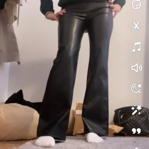 Lågmidjade skinnbyxor - Säljer mina skinnbyxor från h&m som går att ha både mid/lowwaist. Lappen finns inte kvar men jag brukar ha 36/34/S som referens. Passar någon som är ca 160-164 