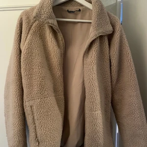 Teddy jacka  - Super mysig teddyjacka från brandy Melville!🥰