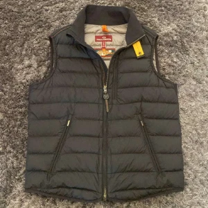 Parajumper väst  - Nypris 4399kr     Skick 10/10  helt ny (använd fåtal gånger) 