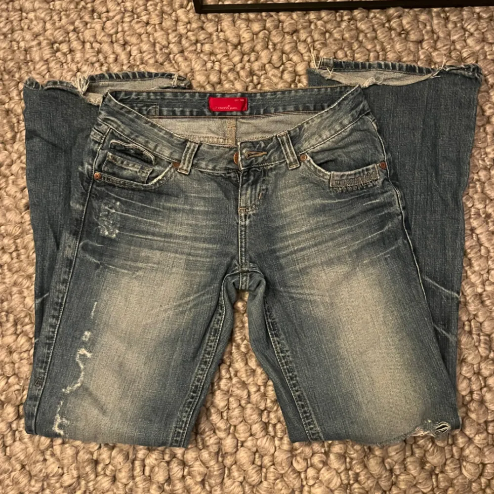 Ett par skitsnygga lågmidjade jeans med mönster på fickan och slitningar, jättefina säljer pga att de ej kommer till så mycket användning längre. Skriv privat för fler bilder, kan tänka mig att gå ner i pris❤️. Jeans & Byxor.