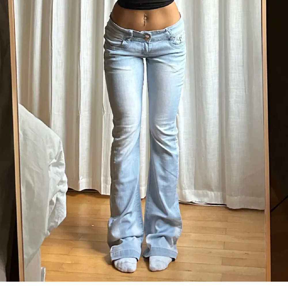 säljer dessa så snygga lågmidjade jeans som jag köpte på plick men som tyvärr inte passade mig❤️ hon på bilden är 165. Jeans & Byxor.