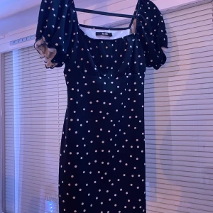 Klänning  - Klänning med prickar 🖤🤍 Passar storlek S 