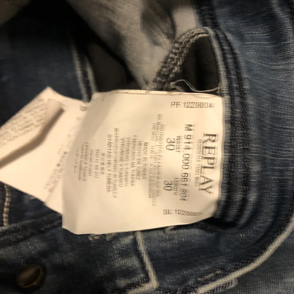Säljer mina repla jeans då de inte kommer till så mycket användning. Skicket är runt 8,5/10. W-30 l-30. Jeans & Byxor.