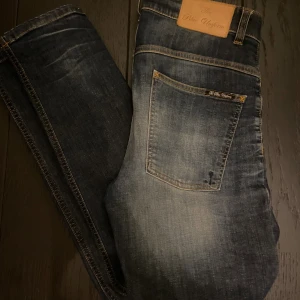 Slim Jeans - Slim Jeans från ”The Blue Uniform” i riktigt najs passform. - Storlek: W30 L32  - Bra skick, inga defekter. - Nypris: 1400 kr  - Mitt pris: 350 kr