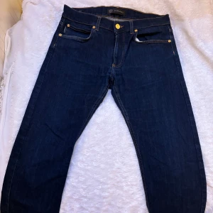 Versace jeans  - Bra skick, inga skador. Använt ett fåtal gånger  Kvitto finns vid önskemål. 