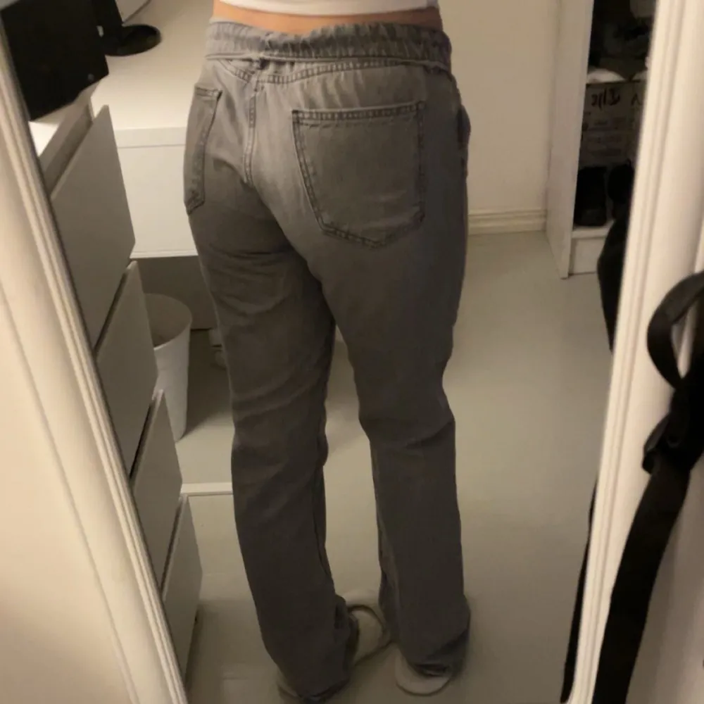 Grå jeans från lager 157! Storlekslappen är bortklippt (se bild 3) jag har även vikt ner kanten på bilden men kan skcika bild hur det ser ut där den är uppvikt💕. Jeans & Byxor.