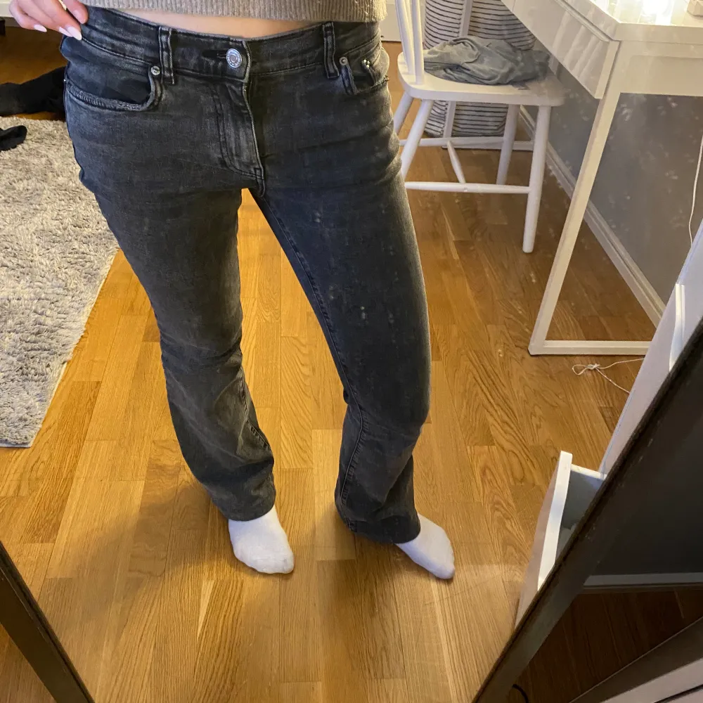 Jeans från Gina som är bootcut och lågmidjade! Storlek 36 men har sytt upp i längden och passar mig som är 164cm. Jeans & Byxor.