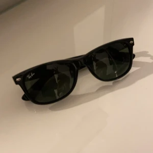 Ray Ban solglasögon  - Helt oanvända ray ben glasögon som passar perfekt till som passar perfekt till sommaren, priset kan diskuteras.