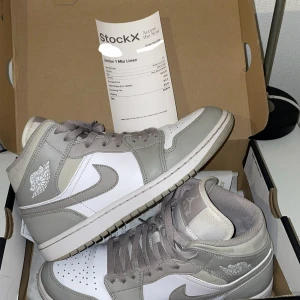Jordan 1 Mid Linen  - Skorna är i otroligt bra skick, har knappst använt dem eftersom jag bytte stil. Har haft crease protectors när jag har använt skorna. Priset kan diskuteras😁 