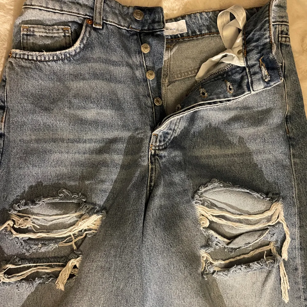 Blå jeans med hål och knappar från Bershka i storlek 36, men skulle säga att de är mer 38. Bra skick då de inte är använda så mycket. Kontakta vid intresse eller funderingar!❤️. Jeans & Byxor.