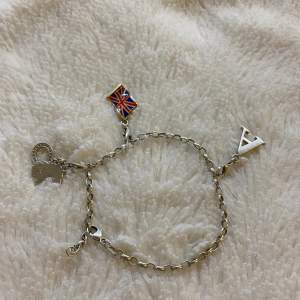 Hej! Säljer nu mitt fina Thomas Sabo berlock armband då jag inte längre använder silver:) priset är för både armband samt berlocker som syns på bilden! Finns en defekt och det är att den runda ringen på kedjan har lossnat tyvärr. Ha det fint! 🤩