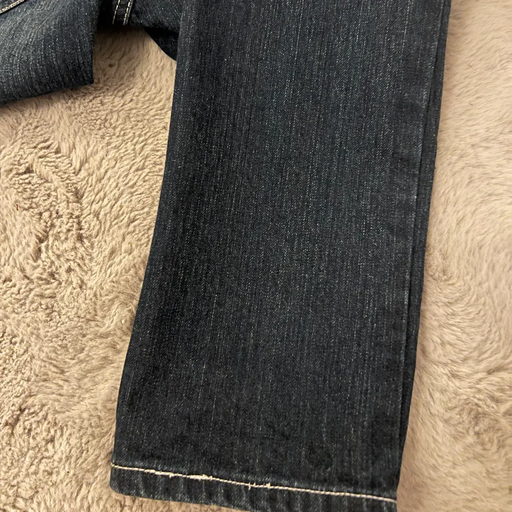 Skit snygga vintage low waist jeans med as snygga fickor.💕Mått: innerbenet: 80 cm midja: 80cm Bild nr 2 är lånad, Jeansen är tajtare nedtill än bilden. (Ser på bild nr 3)🩷. Jeans & Byxor.