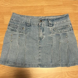 Kjol - Super fin jeans kjol med veck. Storlek M men passar även bra på mig som annars har S. Fint skick. Bara att fråga om mått om det behövs💗