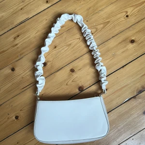 vit väska  - superfin vit väska som jag aldrig använt. Materialet är superbra och det är nyskick. priset kan diskuteras skriv till mig om du är intresserad/prisförslag🥰