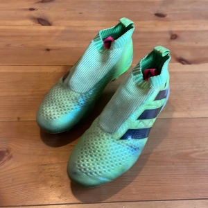 Adidas fotbollsskor - Skick: 6,5/10, lite smutsig och använda, annars fint skick. Pris kan diskuteras 