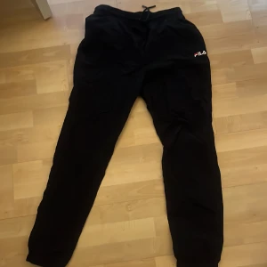Byxor, träning - Långa träningsbyxor från Fila, bra skick, för både män och kvinnor Frakt ingår ej