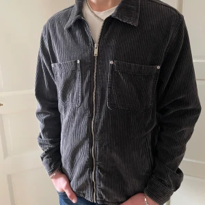 Overshirt - En snygg overshirt från ”Zara” i bra skick 8/10. Passar M och är perfekt till våren (Pris kan diskuteras).