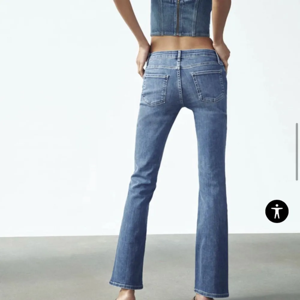 As snygga bootcut jeans från zara!. Jeans & Byxor.