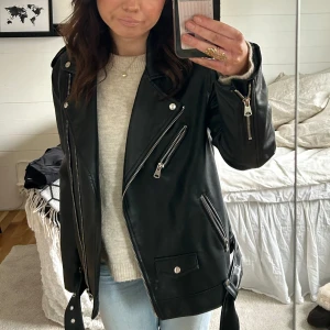 Strandivarius skinnjacka  - Jätte snygg oversized skinnjacka ifrån strandivarius! Älskar denna, finns inga slitage eller defekt helt i nyskick😻 Perfekt inför våren och sommaren!! Nypris är 559