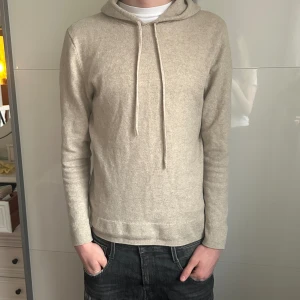 Ralph Lauren Kashmir tröja - Väldigt limiterad Ralph Lauren Kashmir tröja som inte längre säljs. 100% ren Kashmir. Inga flaws så som fläckar eller hål. Kom gärna med bud! Fraktar samma dag som det är köpt.