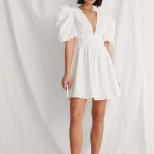 Studentklänning - Säljer denna student klänning från NA-KD som är slutsåld. Säljer då jag hittat en annan. Bara provad så i nyskick😍