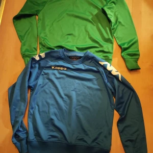 2st träningströjor i nyskick  - Ser inte använda ut alls. Lite slitage på det de vita texturerna på ärmarna.  Båda är storlekar 164cm