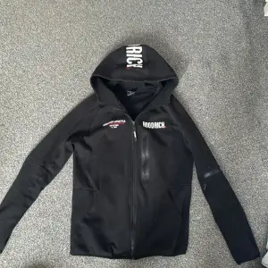Hoodrich zip hoodie köpt på jd för 1100 säljer för att den inte passar min stil längre inte använd så mycket storlek m/s