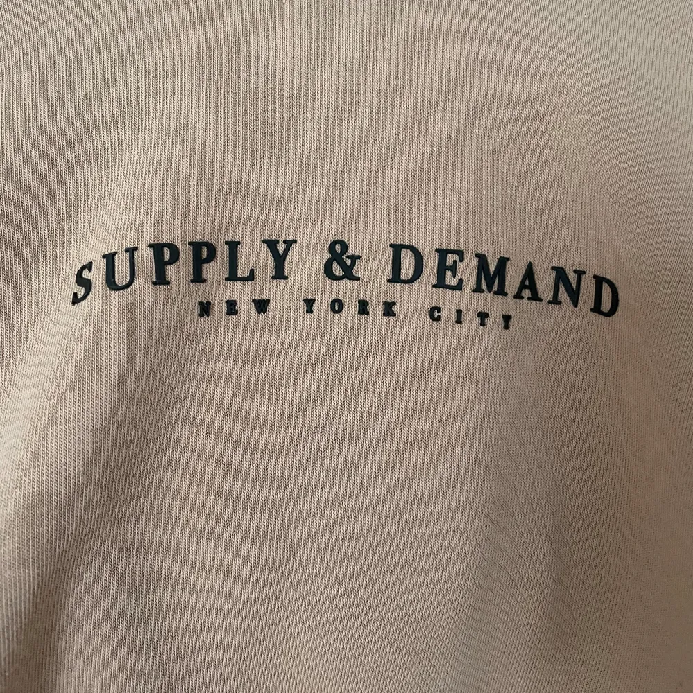 En beige hoodie från Supply & Demand, inte använd speciellt många gånger. Säljer då den är lite kort på mig. . Hoodies.